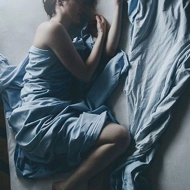 woman sleeps with hot flashes